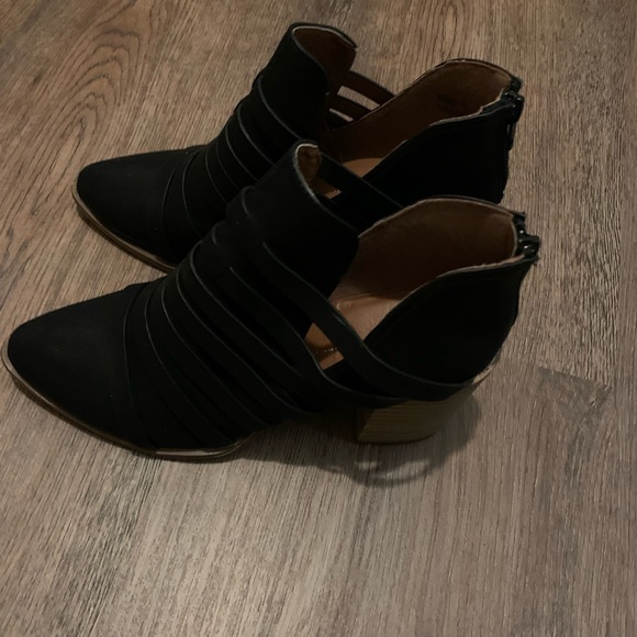 Caged style bootie - Picture 2 of 4